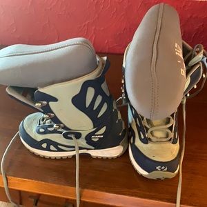 Snowboarding boots